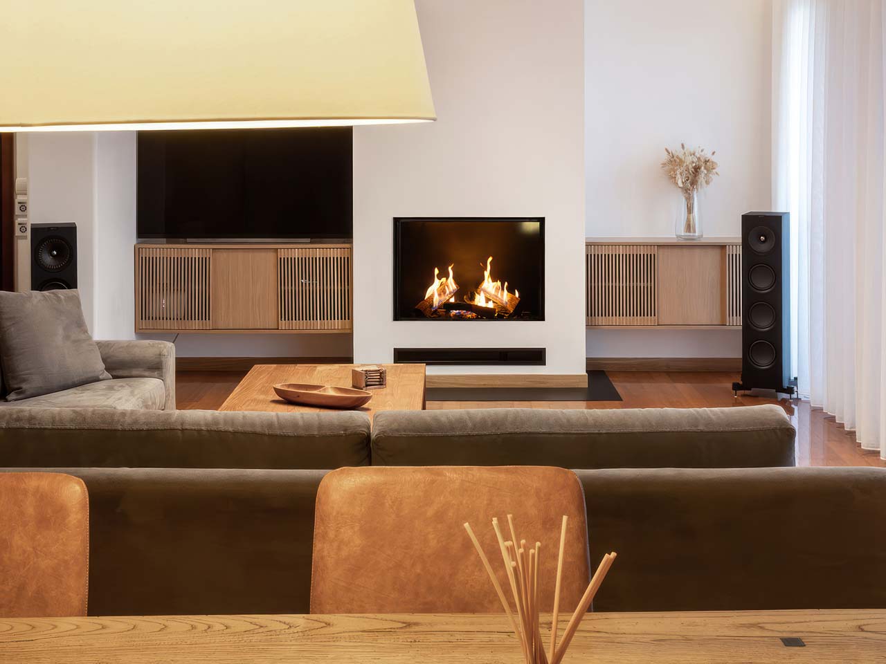 Zentraler Gaskamin im Wohnzimmer in eleganter und schlichter Form, ideal zugeschnitten auf den Wohnraum